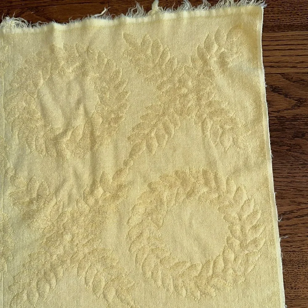 Vintage mid century yellow bath towel with raised wreath &‎ leaf design
